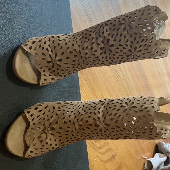 Cream color , open toe size 10 heels . Worn 10 times by my sibling . - Picture 2 of 3